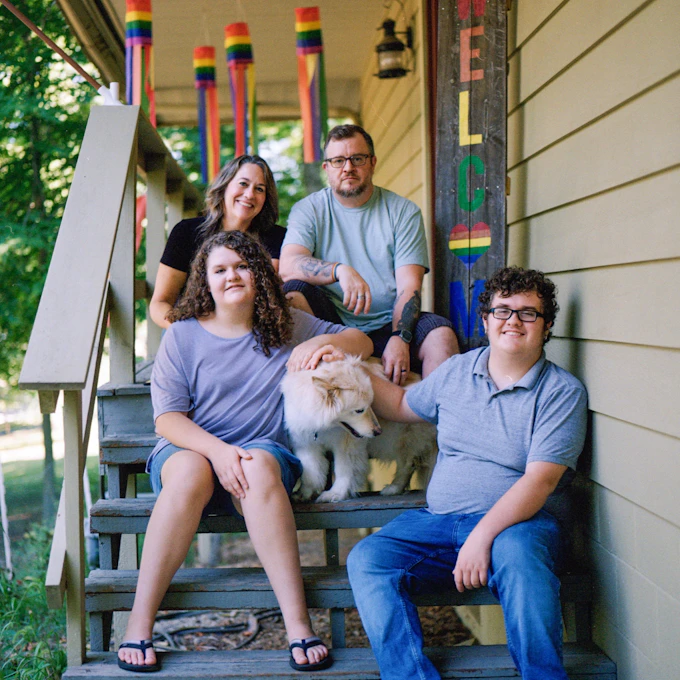 Photo of Mikael and Melissa McLaren and family